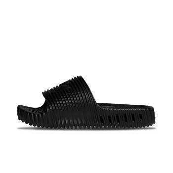 Pume。 Adidas Adilette slippers | WSS